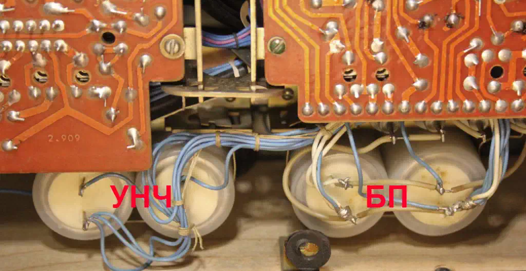 Электролитические конденсаторы УНЧ и блока питания магнитофона Астра 110-1. Обратите внимание, что слева электролиты 2000 микрофарад работают в усилителе звука а справа 2000 микрофарад работают в выпрямителе блока питания.